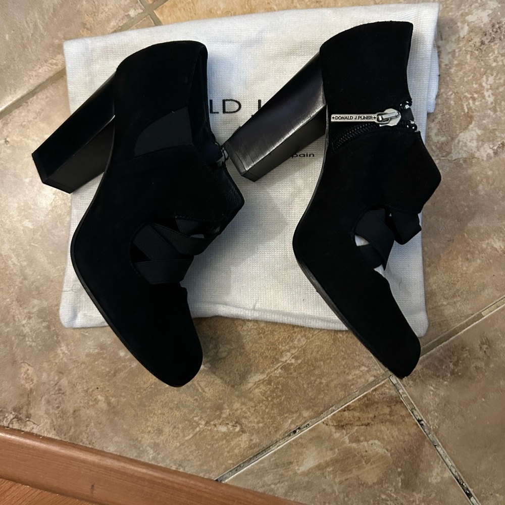 Donald J. Pliner Black Ankle Booties with Cutout Design size 7 $50.00